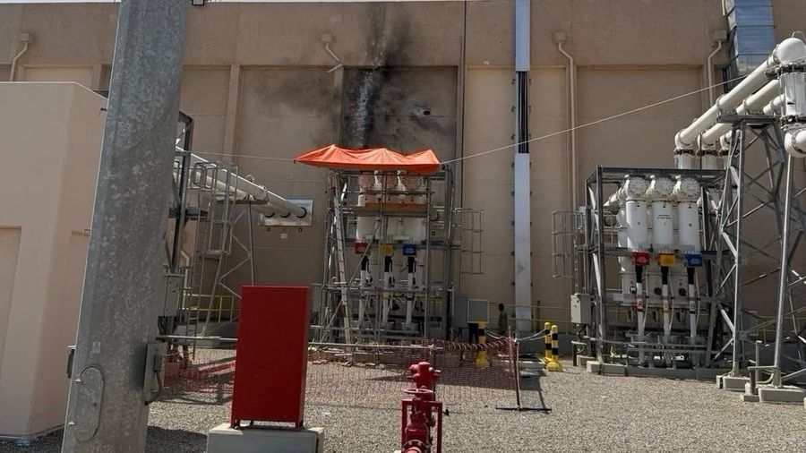 Kerusakan pada gardu distribusi listrik Taibah dan puing-puing drone yang menurut otoritas Saudi diluncurkan oleh kelompok Houthi, Selasa (29/9/2026) di Madinah, Arab Saudi. (via REUTERS/SAUDI PRESS AGENCY)