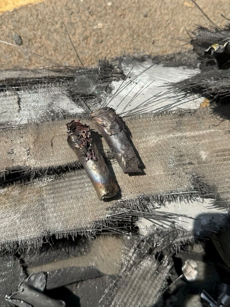 Kerusakan pada gardu distribusi listrik Taibah dan puing-puing drone yang menurut otoritas Saudi diluncurkan oleh kelompok Houthi, Selasa (29/9/2026) di Madinah, Arab Saudi. (via REUTERS/SAUDI PRESS AGENCY)