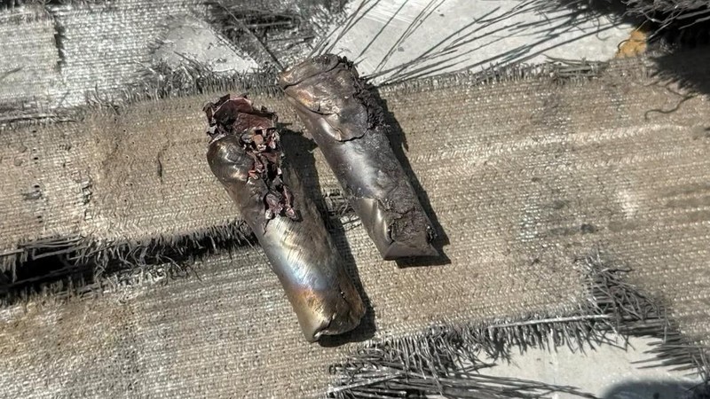 Kerusakan pada gardu distribusi listrik Taibah dan puing-puing drone yang menurut otoritas Saudi diluncurkan oleh kelompok Houthi, Selasa (29/9/2026) di Madinah, Arab Saudi. (via REUTERS/SAUDI PRESS AGENCY)