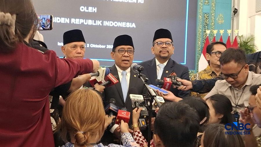 (Kiri-Kanan) Wakil Ketua Dewan Pertimbangan Presiden RI, Hatta Rajasa, Ketua Dewan Pertimbangan Presiden RI, Pratikno dan Sekretaris Dewan Pertimbangan Presiden RI, Muhammad Qodari saat menyampaikan keterangan pers usai dilantik Presiden Prabowo Subi