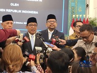 (Kiri-Kanan) Wakil Ketua Dewan Pertimbangan Presiden RI, Hatta Rajasa, Ketua Dewan Pertimbangan Presiden RI, Pratikno dan Sekretaris Dewan Pertimbangan Presiden RI, Muhammad Qodari saat menyampaikan keterangan pers usai dilantik Presiden Prabowo Subi