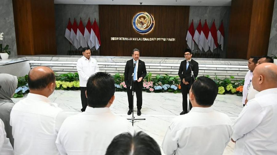 Menteri Kelautan dan Perikanan Sakti Wahyu Trenggono menyambut kehadiran Wakil Menteri Kelautan dan Perikanan (Wamen KP) baru, Irwan Meilano. (Dok. KKP)