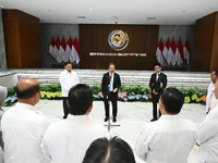 Menteri Kelautan dan Perikanan Sakti Wahyu Trenggono menyambut kehadiran Wakil Menteri Kelautan dan Perikanan (Wamen KP) baru, Irwan Meilano. (Dok. KKP)