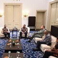 Menteri Keuangan (Menkeu), Suahasil Nazara saat menerima Chief Investment Officer (CIO), Pandu Patria Sjahrir dan jajaran direksi Danantara Indonesia di Kantor Kementerian Keuangan, Jakarta. (Instagram/menkeuri)