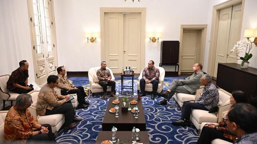 Menteri Keuangan (Menkeu), Suahasil Nazara saat menerima Chief Investment Officer (CIO), Pandu Patria Sjahrir dan jajaran direksi Danantara Indonesia di Kantor Kementerian Keuangan, Jakarta. (Instagram/menkeuri)