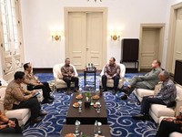 Menteri Keuangan (Menkeu), Suahasil Nazara saat menerima Chief Investment Officer (CIO), Pandu Patria Sjahrir dan jajaran direksi Danantara Indonesia di Kantor Kementerian Keuangan, Jakarta. (Instagram/menkeuri)