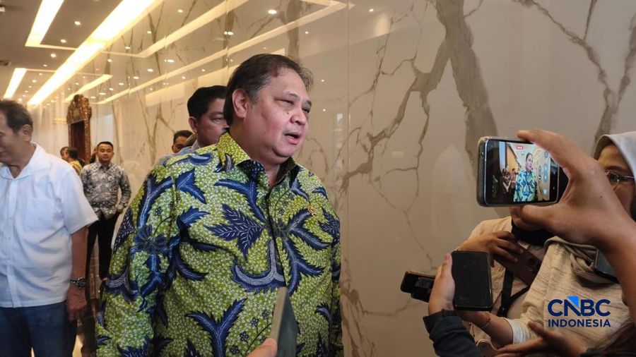 Menteri Koordinator Bidang Perekonomian, Airlangga Hartarto saat bertemu wartawan di Jakrata, Jumat (2/10/2026). (CNBC Indonesia/Emir Yanwardhana)
