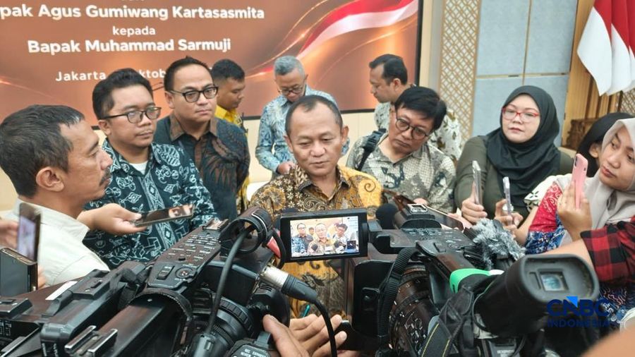 Menteri Perindustrian M Sarmuji saat bertemu wartawan di Jakarta, Jumat (2/10/2026). (CNBC Indonesia/Damiana Cut E)