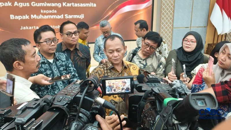 Menteri Perindustrian M Sarmuji saat bertemu wartawan di Jakarta, Jumat (2/10/2026). (CNBC Indonesia/Damiana Cut E)
