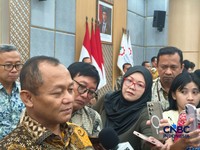 Menteri Perindustrian M Sarmuji saat bertemu wartawan di Jakarta, Jumat (2/10/2026). (CNBC Indonesia/Damiana Cut E)