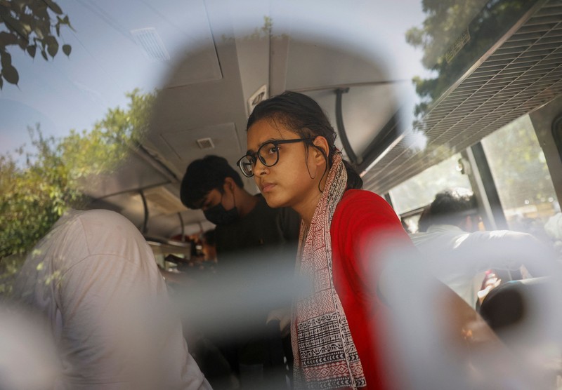 Para pendukung Cockroach Janta Party (CJP) mengikuti unjuk rasa yang menuntut pengunduran diri Kepala Komisioner Pemilihan Umum India, Gyanesh Kumar, di Mumbai, India, pada 2 Oktober 2026. (REUTERS/Priyanshu Singh)