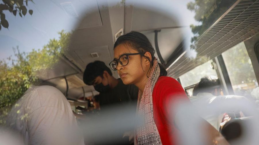 Neha Bora, Presiden Nasional All India Students' Association (AISA), berdiri di dalam kendaraan polisi setelah ditahan oleh polisi dalam sebuah unjuk rasa yang menuntut pengunduran diri Kepala Komisioner Pemilihan Umum India, Gyanesh Kumar, di New Delhi, India, pada 2 Oktober 2026.