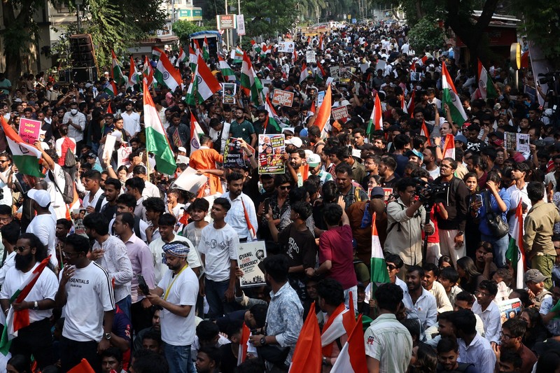 Para pendukung Cockroach Janta Party (CJP) mengikuti unjuk rasa yang menuntut pengunduran diri Kepala Komisioner Pemilihan Umum India, Gyanesh Kumar, di Mumbai, India, pada 2 Oktober 2026. (REUTERS/Priyanshu Singh)
