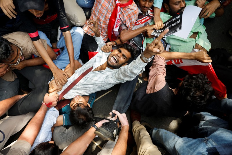 Para pendukung Cockroach Janta Party (CJP) mengikuti unjuk rasa yang menuntut pengunduran diri Kepala Komisioner Pemilihan Umum India, Gyanesh Kumar, di Mumbai, India, pada 2 Oktober 2026. (REUTERS/Priyanshu Singh)