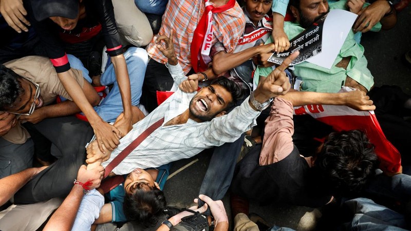 Para pengunjuk rasa bereaksi saat diamankan oleh polisi dalam aksi protes yang menuntut pengunduran diri Kepala Komisioner Pemilihan Umum India, Gyanesh Kumar, di New Delhi, India, pada 2 Oktober 2026.