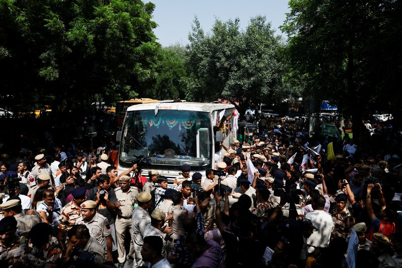 Para pendukung Cockroach Janta Party (CJP) mengikuti unjuk rasa yang menuntut pengunduran diri Kepala Komisioner Pemilihan Umum India, Gyanesh Kumar, di Mumbai, India, pada 2 Oktober 2026. (REUTERS/Priyanshu Singh)