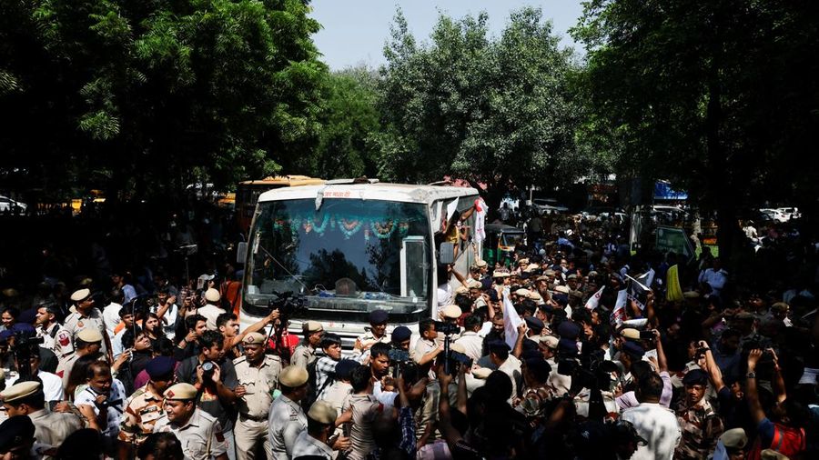 Para pengunjuk rasa meneriakkan slogan-slogan dari dalam kendaraan polisi setelah ditahan dalam aksi protes yang menuntut pengunduran diri Kepala Komisioner Pemilihan Umum India, Gyanesh Kumar, di New Delhi, India, pada 2 Oktober 2026. (REUTERS/Adnan