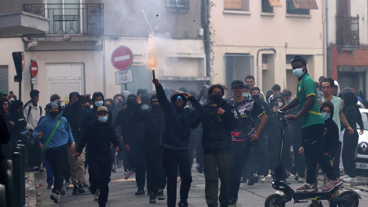 Chaos! Bak Medan Perang, 250.000 Pelajar Turun ke Jalan Tuntut Hal Ini