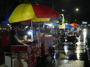 Berkah Nobar di Pakansari: Cuan Pedagang Ikut Meroket