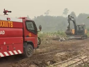 Jembatan Putus Hambat Pemadaman Karhutla Banturung, Ekskavator Dikerahkan