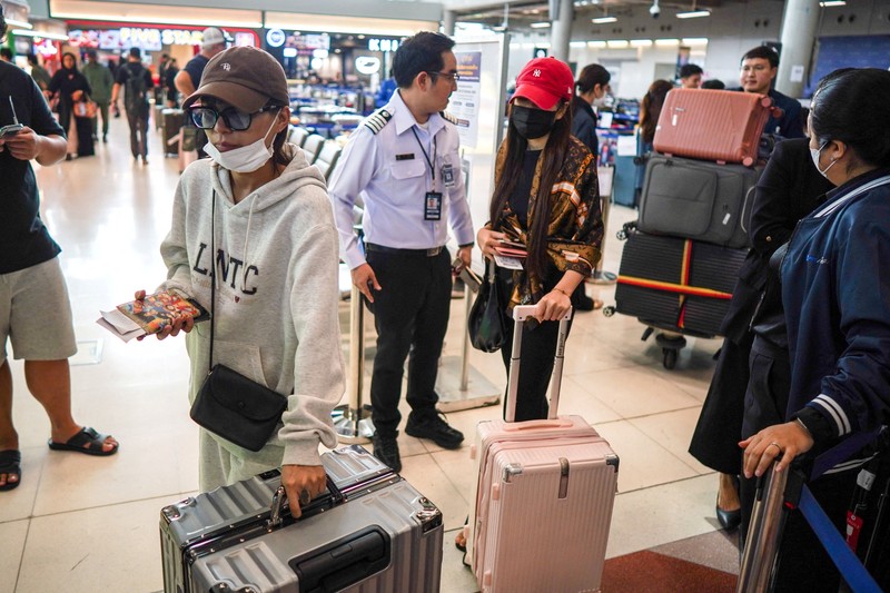 Penumpang di Bandara Suvarnabhumi, Bangkok, harus menunggu hingga delapan jam untuk mengambil bagasi setelah banjir menghambat layanan darat, Jumat (2/10/2026). (REUTERS/Athit Perawongmetha)