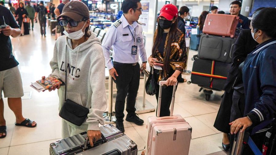 Penumpang diBandara Suvarnabhumi, Bangkok, harus menunggu hingga delapan jam untuk mengambil bagasi setelah banjir menghambat layanan darat, Jumat (2/10/2026). (REUTERS/Athit Perawongmetha)