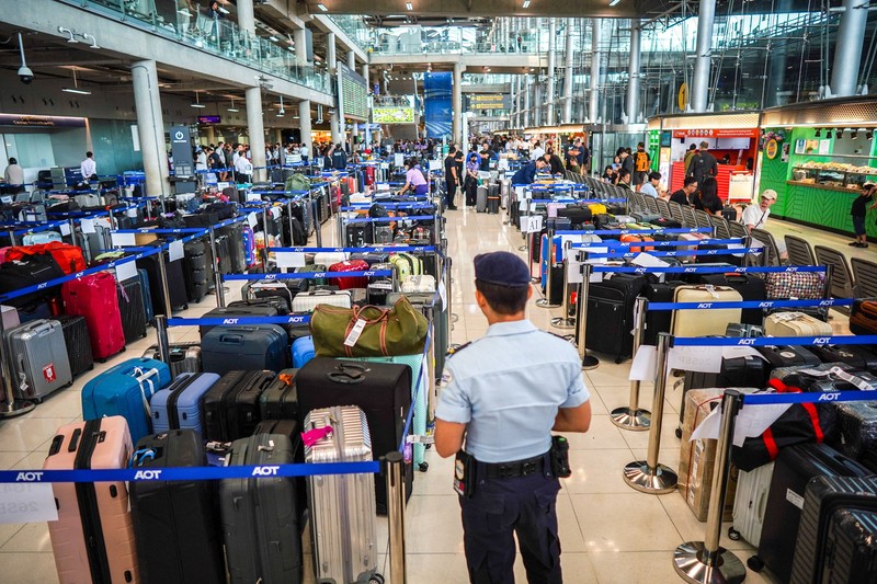 Penumpang di Bandara Suvarnabhumi, Bangkok, harus menunggu hingga delapan jam untuk mengambil bagasi setelah banjir menghambat layanan darat, Jumat (2/10/2026). (REUTERS/Athit Perawongmetha)