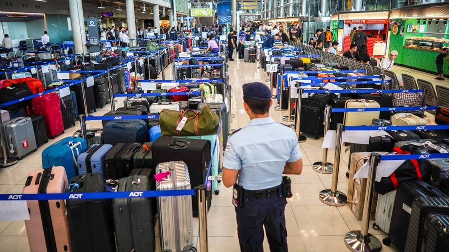 Penumpang diBandara Suvarnabhumi, Bangkok, harus menunggu hingga delapan jam untuk mengambil bagasi setelah banjir menghambat layanan darat, Jumat (2/10/2026). (REUTERS/Athit Perawongmetha)