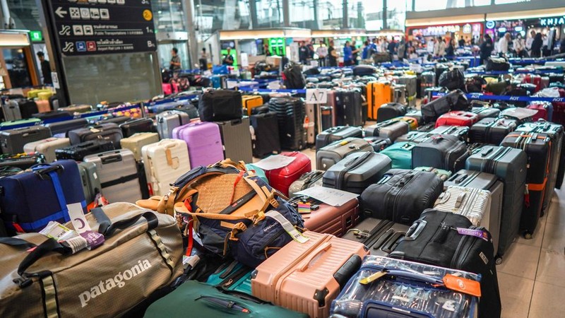 Penumpang diBandara Suvarnabhumi, Bangkok, harus menunggu hingga delapan jam untuk mengambil bagasi setelah banjir menghambat layanan darat, Jumat (2/10/2026). (REUTERS/Athit Perawongmetha)