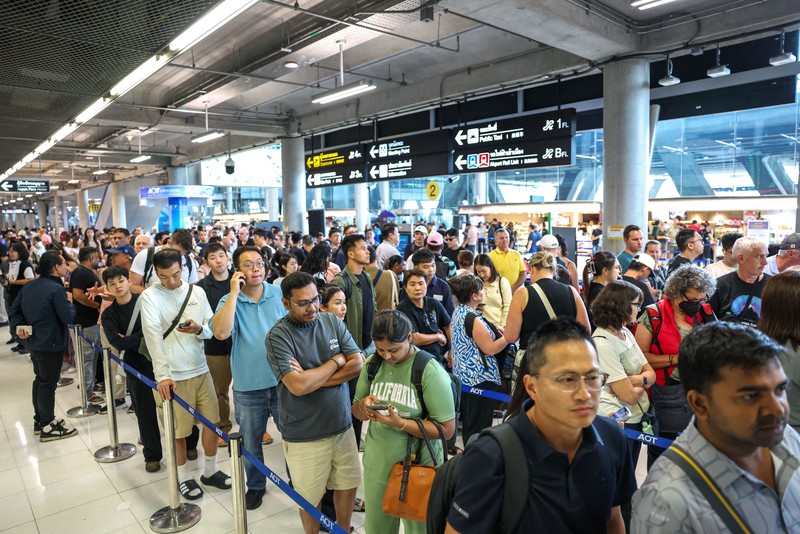 Penumpang di Bandara Suvarnabhumi, Bangkok, harus menunggu hingga delapan jam untuk mengambil bagasi setelah banjir menghambat layanan darat, Jumat (2/10/2026). (REUTERS/Athit Perawongmetha)