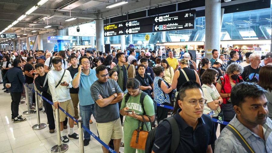 Penumpang diBandara Suvarnabhumi, Bangkok, harus menunggu hingga delapan jam untuk mengambil bagasi setelah banjir menghambat layanan darat, Jumat (2/10/2026). (REUTERS/Athit Perawongmetha)