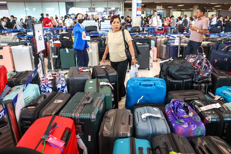 Penumpang di Bandara Suvarnabhumi, Bangkok, harus menunggu hingga delapan jam untuk mengambil bagasi setelah banjir menghambat layanan darat, Jumat (2/10/2026). (REUTERS/Athit Perawongmetha)