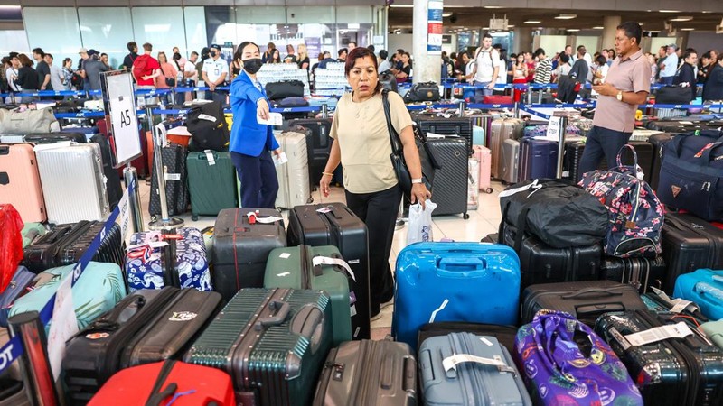 Penumpang diBandara Suvarnabhumi, Bangkok, harus menunggu hingga delapan jam untuk mengambil bagasi setelah banjir menghambat layanan darat, Jumat (2/10/2026). (REUTERS/Athit Perawongmetha)