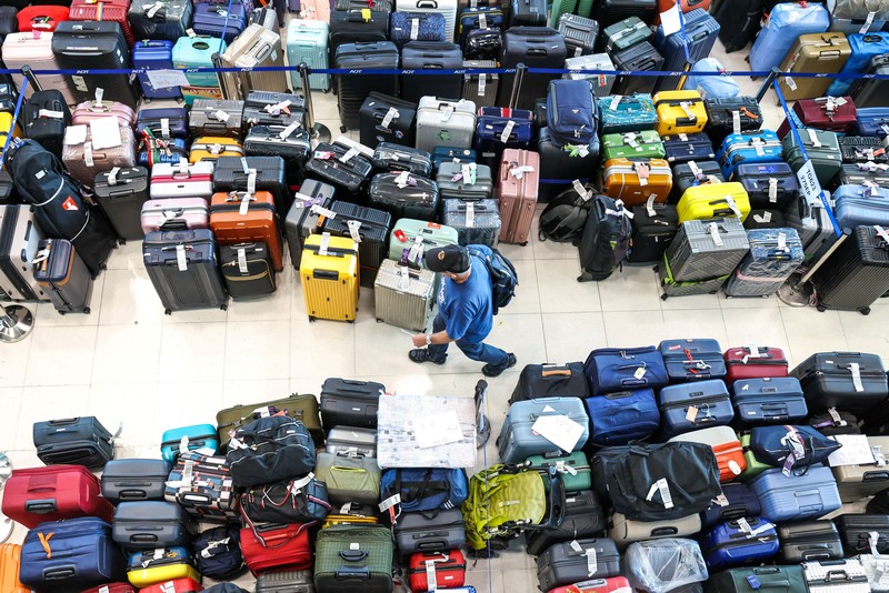Penumpang di Bandara Suvarnabhumi, Bangkok, harus menunggu hingga delapan jam untuk mengambil bagasi setelah banjir menghambat layanan darat, Jumat (2/10/2026). (REUTERS/Athit Perawongmetha)