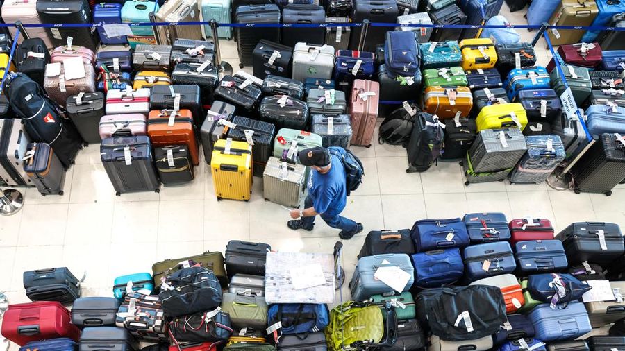 Penumpang diBandara Suvarnabhumi, Bangkok, harus menunggu hingga delapan jam untuk mengambil bagasi setelah banjir menghambat layanan darat, Jumat (2/10/2026). (REUTERS/Athit Perawongmetha)