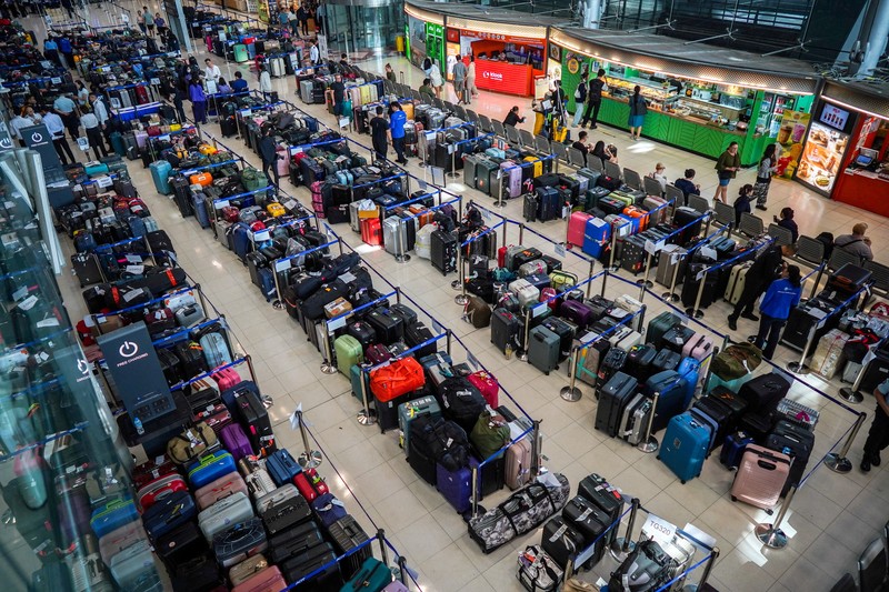 Penumpang di Bandara Suvarnabhumi, Bangkok, harus menunggu hingga delapan jam untuk mengambil bagasi setelah banjir menghambat layanan darat, Jumat (2/10/2026). (REUTERS/Athit Perawongmetha)