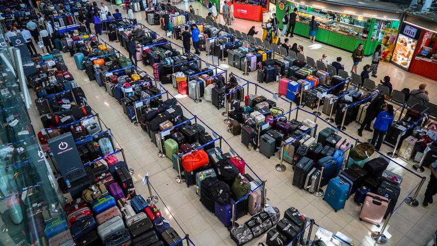 Penumpang diBandara Suvarnabhumi, Bangkok, harus menunggu hingga delapan jam untuk mengambil bagasi setelah banjir menghambat layanan darat, Jumat (2/10/2026). (REUTERS/Athit Perawongmetha)