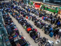 Penumpang diBandara Suvarnabhumi, Bangkok, harus menunggu hingga delapan jam untuk mengambil bagasi setelah banjir menghambat layanan darat, Jumat (2/10/2026). (REUTERS/Athit Perawongmetha)