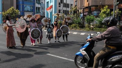 Lansia di Solo Rayakan Hari Batik Nasional dengan Penuh Gaya