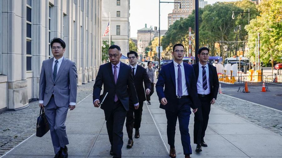 Perwakilan Huawei tiba di Pengadilan Federal Brooklyn untuk sidang Huawei Technologies di New York City, AS, pada 30 September 2026. (REUTERS/Jeenah Moon)