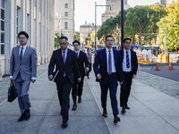 Perwakilan Huawei tiba di Pengadilan Federal Brooklyn untuk sidang Huawei Technologies di New York City, AS, pada 30 September 2026. (REUTERS/Jeenah Moon)