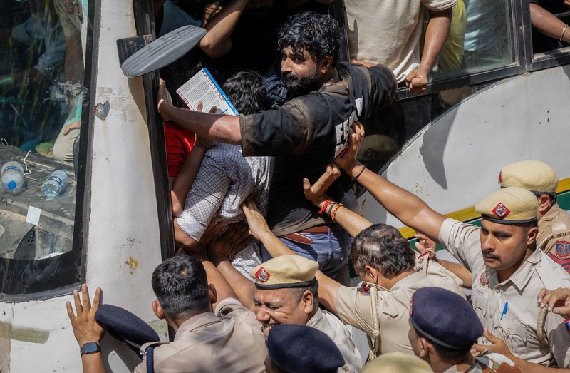 Para pendukung Cockroach Janta Party (CJP) mengikuti unjuk rasa yang menuntut pengunduran diri Kepala Komisioner Pemilihan Umum India, Gyanesh Kumar, di Mumbai, India, pada 2 Oktober 2026. (REUTERS/Priyanshu Singh)