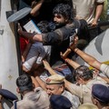 Petugas kepolisian menahan seorang pengunjuk rasa dalam aksi protes yang menuntut pengunduran diri Kepala Komisioner Pemilihan Umum India, Gyanesh Kumar, di New Delhi, India, pada 2 Oktober 2026. (REUTERS/Adnan Abidi)