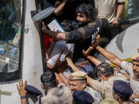 Petugas kepolisian menahan seorang pengunjuk rasa dalam aksi protes yang menuntut pengunduran diri Kepala Komisioner Pemilihan Umum India, Gyanesh Kumar, di New Delhi, India, pada 2 Oktober 2026. (REUTERS/Adnan Abidi)