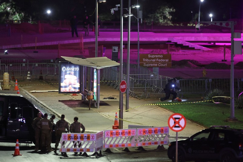 Petugas kepolisian mengamankan lokasi menyusul dugaan ancaman bom di dekat Mahkamah Agung di Brasilia, Brasil, pada 1 Oktober 2026. (REUTERS/Adriano Machado)