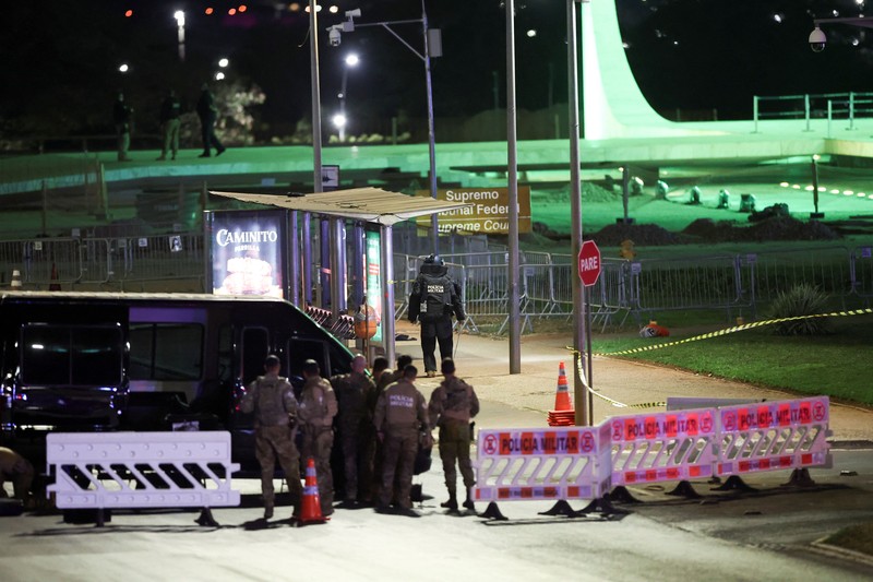 Petugas kepolisian mengamankan lokasi menyusul dugaan ancaman bom di dekat Mahkamah Agung di Brasilia, Brasil, pada 1 Oktober 2026. (REUTERS/Adriano Machado)
