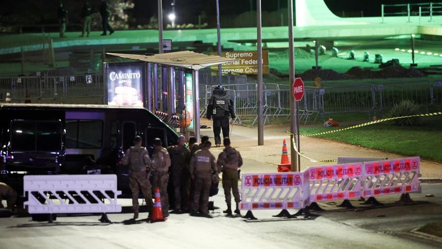 Petugas kepolisian mengamankan lokasi menyusul dugaan ancaman bom di dekat Mahkamah Agung di Brasilia, Brasil, pada 1 Oktober 2026.