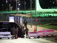 Petugas kepolisian mengamankan lokasi menyusul dugaan ancaman bom di dekat Mahkamah Agung di Brasilia, Brasil, pada 1 Oktober 2026. (REUTERS/Adriano Machado)