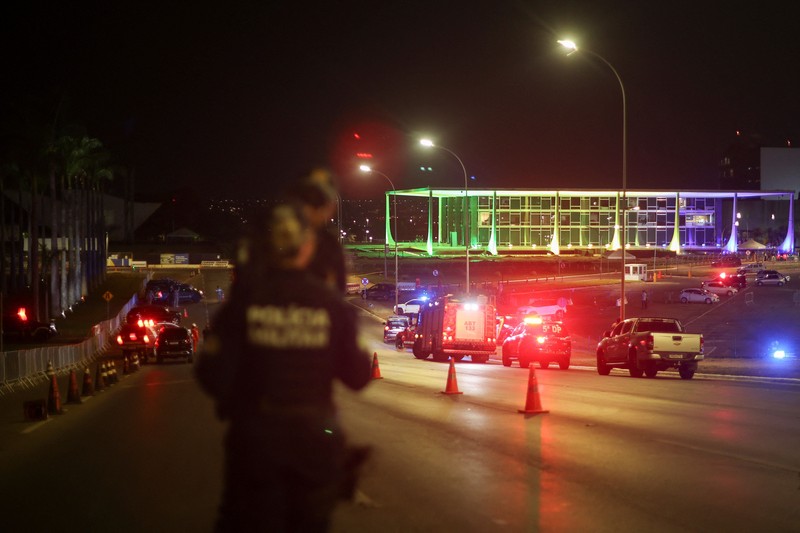 Petugas kepolisian mengamankan lokasi menyusul dugaan ancaman bom di dekat Mahkamah Agung di Brasilia, Brasil, pada 1 Oktober 2026. (REUTERS/Adriano Machado)