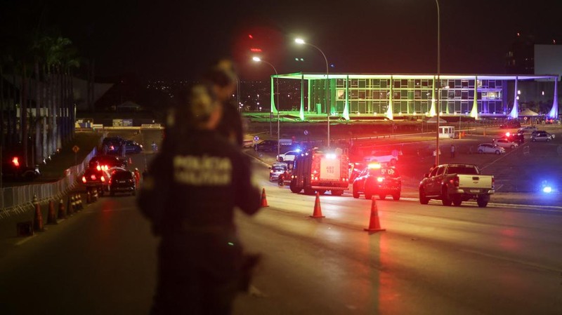 Polisi militer berjaga menyusul dugaan ancaman bom di dekat Mahkamah Agung di Brasilia, Brasil, pada 1 Oktober 2026.